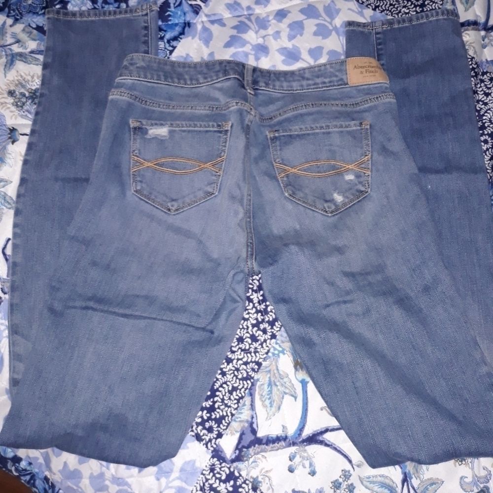 Distressed blue Jean's - Picture 3 of 7